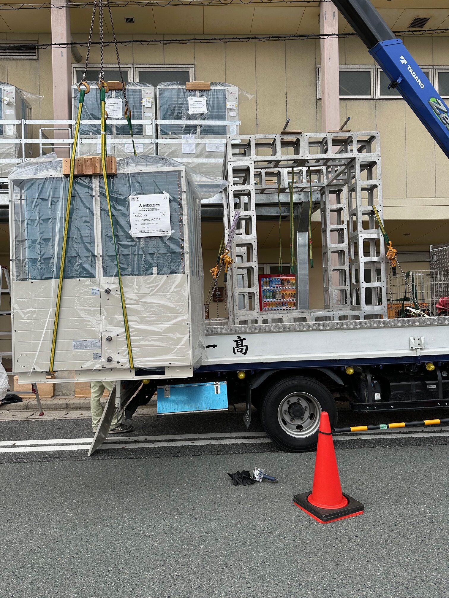 室外機搬入据付工事 - 施工紹介 - 株式会社 髙一組